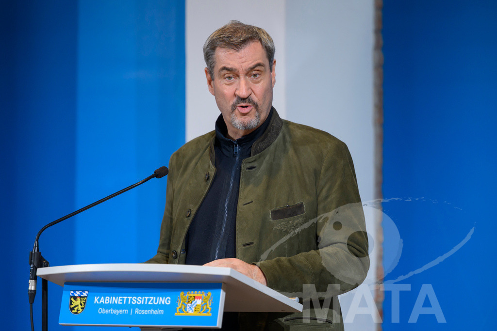 _DW04749 | Bayerns Ministerpräsident Markus Söder (CSU) bei einer Pressekonferenz im Lokschuppen. Rosenheim, 02.12.2025 Bayern Deutschland - Realisiert mit Pictrs.com