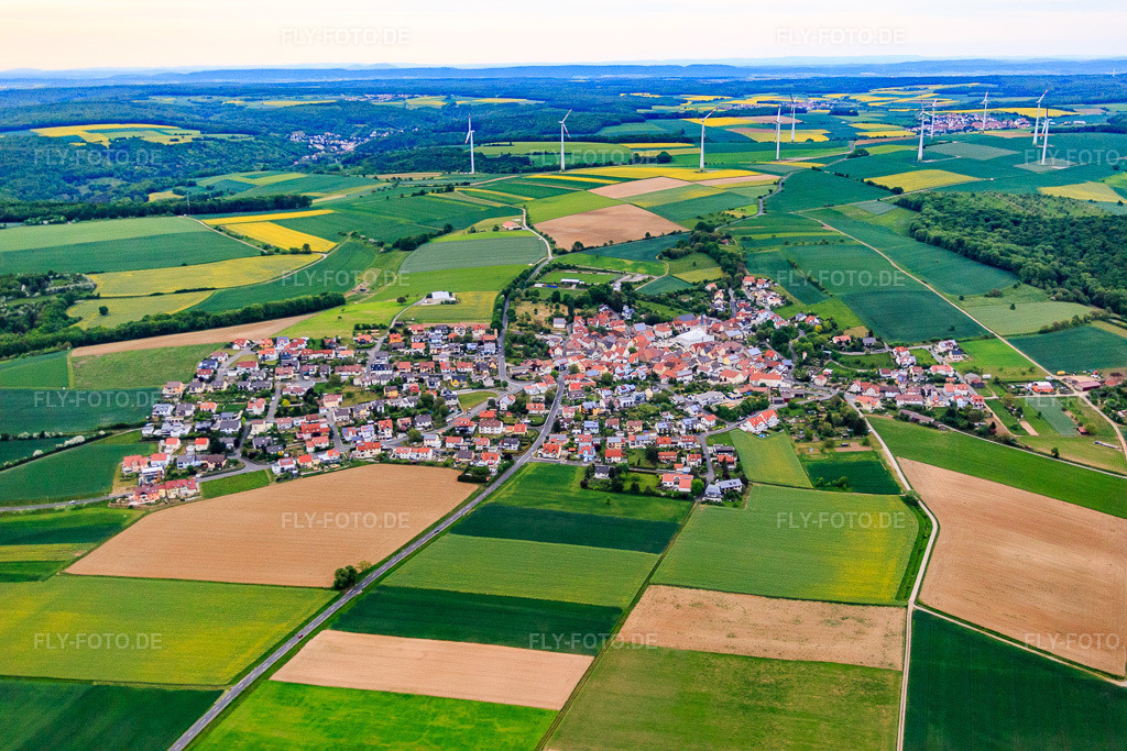 Luftbild: Ortsansicht von Südwesten im Ortsteil Forst in Schonungen im Bundesland Bayern in Deutschland. Foto: IMG_078979.jpg vom 14.05.2015 durch Werner Riehm/FLY-FOTO.de