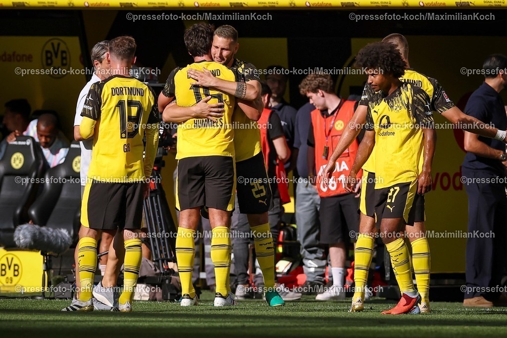 BVB10082501026 | 10.08.2025, Fußball, Borussia Dortmund - Juventus Turin, Testspiel, Signal Iduna Park, Saison 2025 2026: Mats Hummels (ehem. BVB Spieler) wird ausgewechselt. Niklas Süle&nbsp;(BVB #25) kommt auf das Spielfeld Verabschiedung Abschiedsspiel   DFB regulations prohibit any use of photographs as image sequences and or quasi-video.