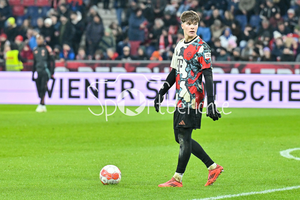 Augsburger Panther - EC VSV | im Bild Leon KLANAC (FC Bayern Muenchen 48) beim warmup vor der Partie / Freistleler / Einzelfoto / Testspiel: RB Salzburg - FC Bayern Muenchen, Red Bull Arena am 06.01.2025