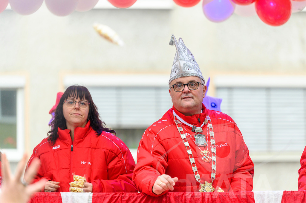 _DWA2462 | Trotz Nieselregen schlängelte sich der „Gaudiwurm“ am Sonntag durch die Nürnberger Innenstadt an tausenden Faschingsfans vorbei.  Nürnberg, 11.02.2024 - Realisiert mit Pictrs.com