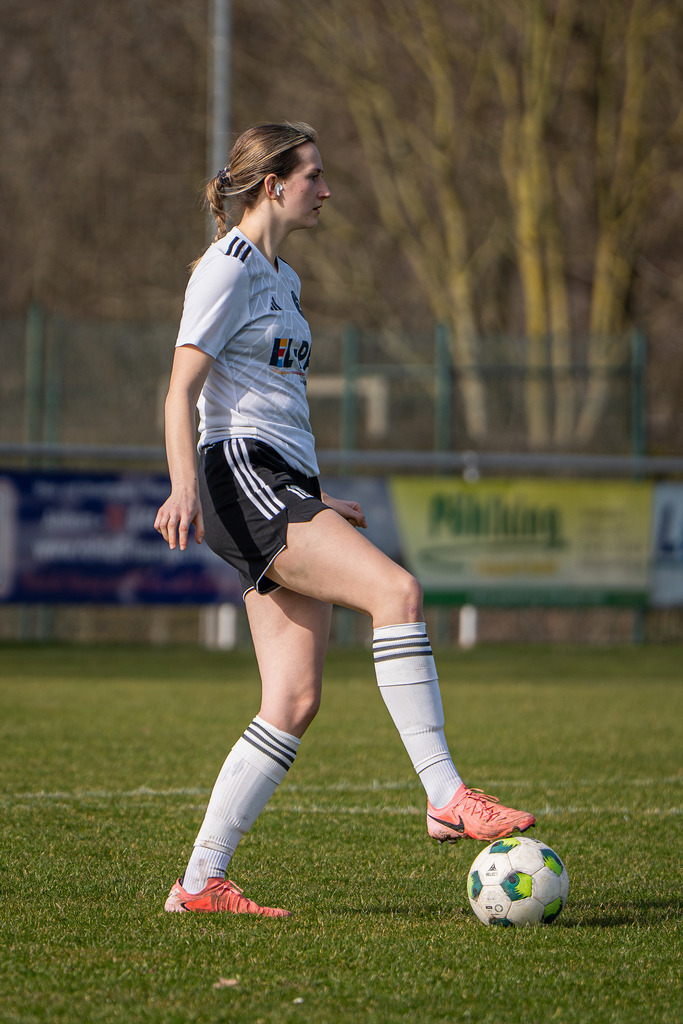 Fußball I Frauen I Saison 2025-2026 I Oberliga Niedersachsen I 15. Spieltag I TuS Lutten - FC Jesteburg-Bendestorf I 6574 | jns.sportfotos - Realisiert mit Pictrs.com