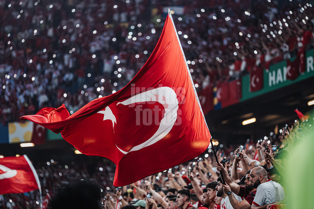 Fußball | Herren | UEFA-Fußball-Europameisterschaft 2024 | Gruppe F | Tschechien vs. Türkei | 26.06.2024 | Fahne der Türkei