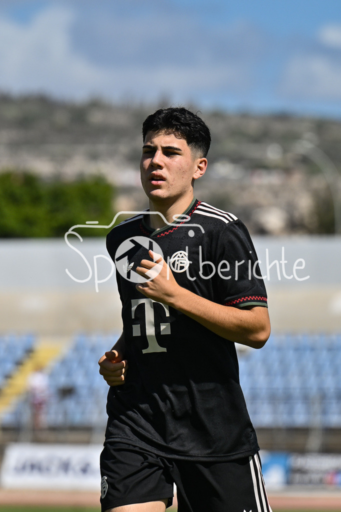 Papohs FC U19 - FC Bayern München U19 | im Bild Felipe CHAVEZ (FCB #10) / Einzelfoto / Freisteller / UEFA Youth League: Paphos FC U19 - FC Bayern München U19; Stelios Kyriakides Stadium am 30.09.2025