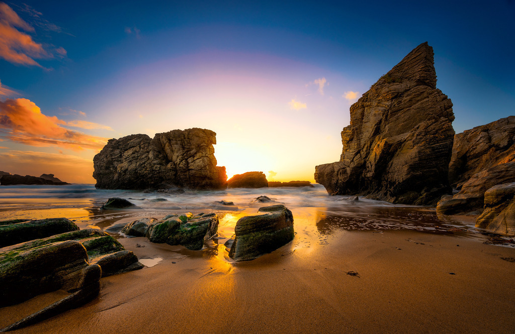 Côte Sauvage | Für den Sonnenuntergang ging ich der Côte Sauvage auf der Quiberon-Halbinsel entlang und suchte einen schönen Platz zum Fotografieren. Die Wahl fiel auf diese Bucht und während ich noch den geeigneten Kamerastandort ausfindig machen wollte, streunerte ein Hund am Strand herum und der hätte auch gut auf die Foto gepasst. Aber als ich bereit war, liess er sich nicht dazu bewegen, nochmal vor die Kamera zu stehen - und still halten hätte er auch noch sollen...
https://www.hess.photography/Unterwegs/Frankreich/2021-Bretagne/i-h2h4cSk/A

Das Bild 1/5 ist für die Ausstellung im Herbst  2022 reserviert und erst dann verkäuflich.
-----------------------------------------------------------------
For the sunset I walked along the Côte Sauvage on the Quiberon Peninsula looking for a nice place to take photos. The choice fell on this bay and while I was still trying to find the right camera location, a dog was wandering around on the beach and it would have fit in well with the photo. But when I was ready, he couldn't be persuaded to stand in front of the camera again - and he should have kept still ...
https://www.hess.photography/Unterwegs/Frankreich/2021-Bretagne/i-h2h4cSk/A

The picture 1/5 is reserved for the exhibition in autumn 2022 and is only then available for sale.
-----------------------------------------------------------------
Dieser Druck ist in einer limitierten Auflage von 5 Exemplaren erhältlich. 
This print is available in a limited edition of 5 copies. 
http://art.hess.photography/122-cote-sauvage.html - Realisiert mit Pictrs.com