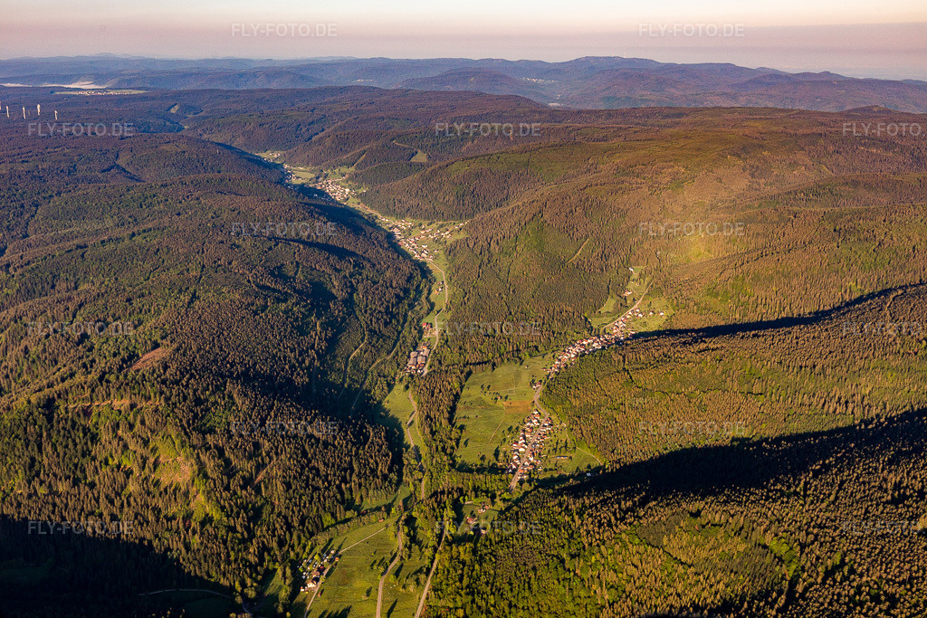 Luftbild: Tal der Großen Enz in Enzklösterle im Bundesland Baden-Württemberg in Deutschland. Foto: IMG_114340.jpg vom 30.05.2019 durch Werner Riehm/FLY-FOTO.de