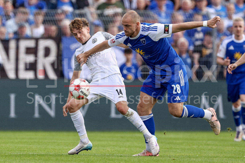 Fussball, Regionalliga Nord, BSV Kickers Emden - SV Meppen | v.li.: Thorben Deters (SV Meppen, 14) und Jarno Janssen (BSV Kickers Emden, 28) im Zweikampf, Duell, Dynamik, Aktion, Action, Spielszene