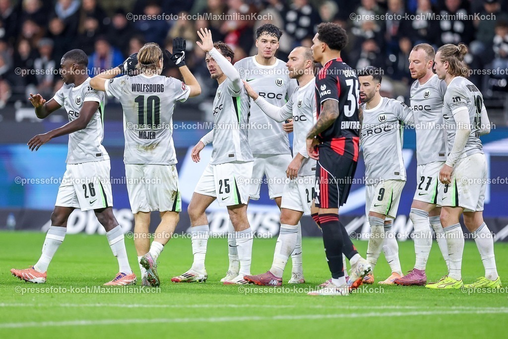 SGE30112501114 | 30.11.2025, Fußball, Eintracht Frankfurt - VfL Wolfsburg, 1. Fußball Bundesliga, 12. Spieltag, Deutsche-Bank-Park (Frankfurt am Main), Saison 2025 2026: Torjubel nach dem Tor zum 1:0 durch Torschütze Aaron Zehnter&nbsp;(VfL Wolfsburg #25)  zusammen mit  Mohamed Amoura&nbsp;(VfL Wolfsburg #09) DFB Regulations prohibit any use of photographs as image sequences and or quasi-video.
