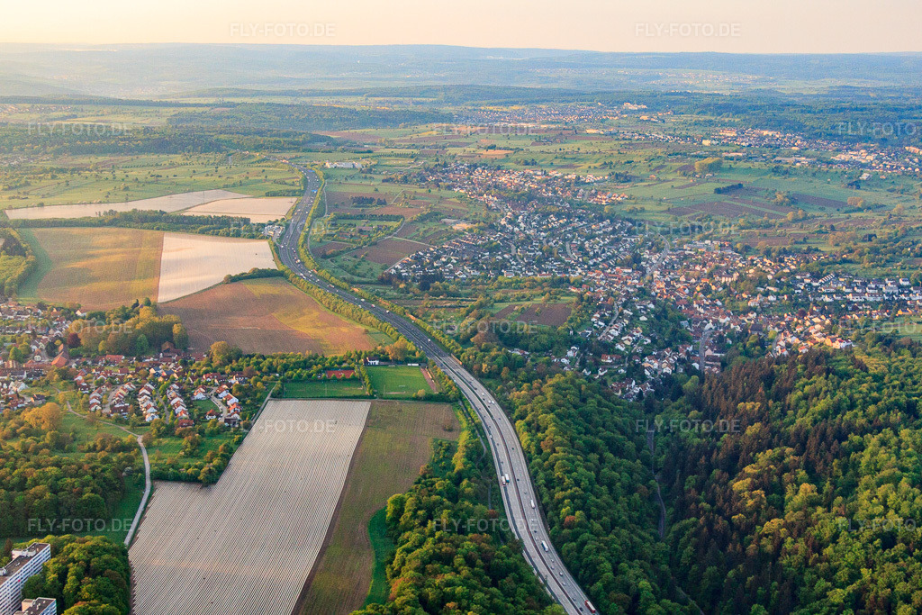 Luftbild: Verlauf der A8 zwischen Hohenwettersbach und Grünwettersbach im Ortsteil Grünwettersbach in Karlsruhe im Bundesland Baden-Württemberg in Deutschland. Foto: IMG_56898.jpg vom 08.05.2013 durch Werner Riehm/FLY-FOTO.deAuflösung des Originals: 4752 x 3168 px