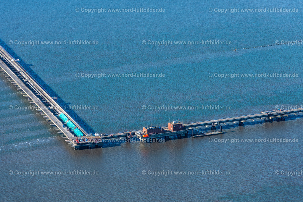 Wilhelmshaven_Lng_Terminal_Baustelle_ELS_5133091022 | WILHELMSHAVEN 09.10.2022 Baustelle zum Neubau der Wasserbrücke mit Leitungssystemen des LNG Erdgas und Flüssiggas- Terminal und Entladekai an der Nordsee in Wilhelmshaven im Bundesland Niedersachsen, Deutschland. Weiterführende Informationen bei: Depenbrock Bau GmbH & Co. KG,  Niedersachsen Ports GmbH & Co. KG,  TES Tree Energy Solutions GmbH,  Uniper Anlagenservice GmbH. // Construction site of water bridge with line systems of the LNG natural gas and liquid gas terminal and unloading quay at the North Sea in Wilhelmshaven in the state Lower Saxony, Germany. Further information at: Depenbrock Bau GmbH & Co. KG,  Niedersachsen Ports GmbH & Co. KG,  TES Tree Energy Solutions GmbH,  Uniper Anlagenservice GmbH. Foto: Martin Elsen