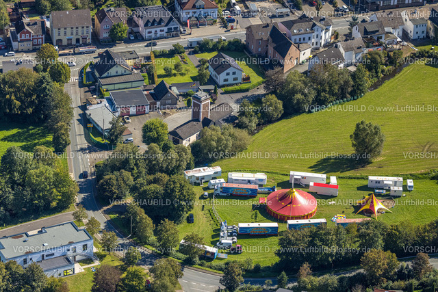 Lennestadt230909547Grevernbrueck | Luftbild, Circus Trumpf, Zelte und Wohnwagen auf einer Wiese, historisches Feuerwehrhaus mit Turm, Grevenbrück, Lennestadt, Sauerland, Nordrhein-Westfalen, Deutschland