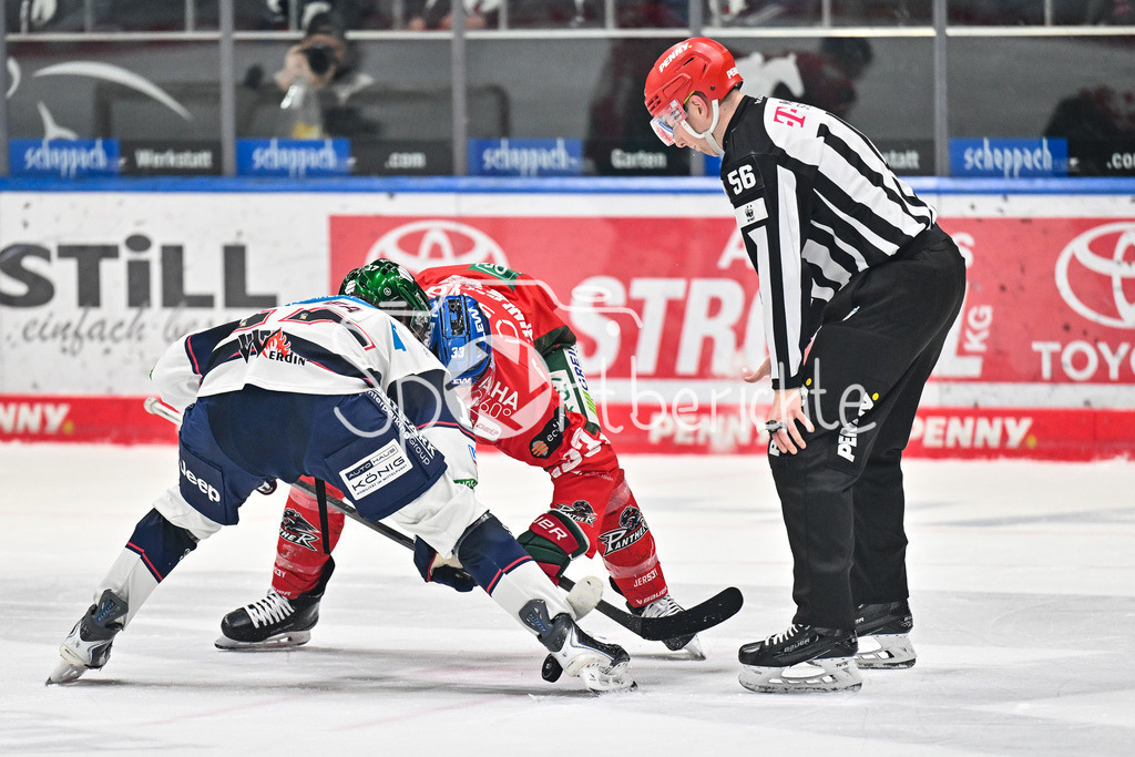 Augsburger Panther - Eisbären Berlin | AUGSBURG, GERMANY - 27. JANUARY: beim Bully Jean-Sebastian DEA (Eisbären Berlin 17) und Tim WOHLGEMUTH (Augsburger Panther 33) während dem Match zwischen den Augsburger Panthern und den Fischtown Pinguins am 43. Spieltag der Penny DEL im Curt Frenzel Stadion