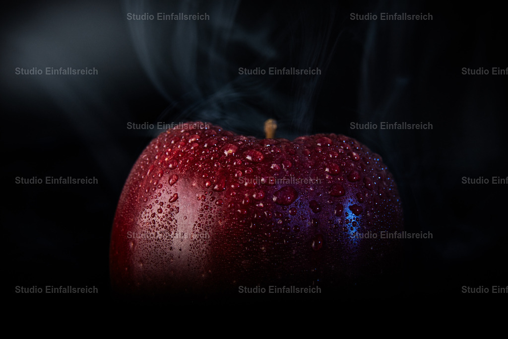 Verführung – Roter Apfel mit Tropfen | Ein tiefroter Apfel, besetzt mit funkelnden Wassertropfen, umspielt von feinem Rauch – sinnlich und dramatisch inszeniert. Satte Farben und feinste Details ziehen den Blick magisch an. Ein edles Food-Motiv mit Tiefe. Als Fine-Art-Print und Wandbild in verschiedenen Größen erhältlich. - Realisiert mit Pictrs.com
