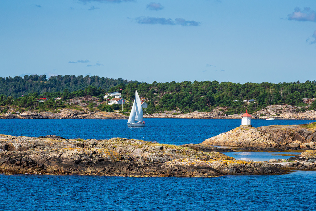 Leuchtfeuer und Segelboot auf der Schäreninsel Merdø in Norwegen | Leuchtfeuer und Segelboot auf der Schäreninsel Merdø in Norwegen.