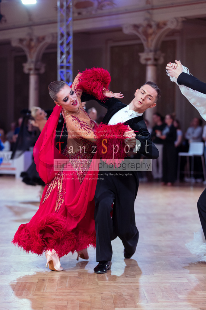 20250706_WDSF_World_Open_Std-dC25-5459 | Tanzsportbilder, Standardtanz, Lateintanz, WDSF, DTV, LTVB, dancecomp, goc, hessen tanzt, blaues band der spree, walzer, tango, wiener walzer, slowfox, quickstepp, samba, rumba, cha-cha-cha, paso doble. jive, hd-kroft photography, turniertanzsport