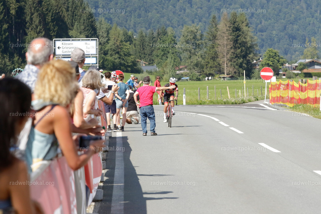 1201_20230817_Bewerb_Maenner_Muehlanger | AUT - OESTERREICH, 2023-08-16: SPORT RENNRAD-FAHREN - 55. INTERNATIONALER RADWELTPOKAL IN ST. JOHANN IN TIROL  - Vintage-Radrennen mit WM-Bronze-Medaillen-Siegerin Christina Schweinberger, den Teilnehmer und Alexander Baumann (vom Orginastions-Team) - TAG 2 BEWERB MAENNER IN SECHS GRUPPEN  ; Foto: Roland Muehlanger