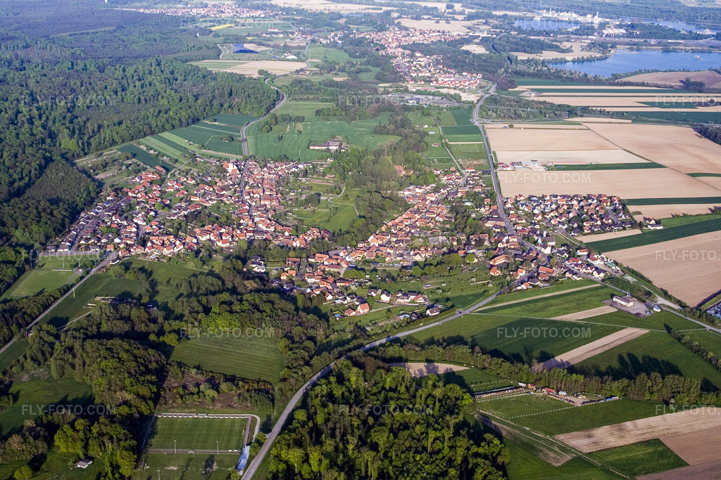 Aerial view: View of the town in Scheibenhard in the state Bas-Rhin, France. – Photo: IMG_10602.jpg taken on 05/04/2008 by Werner Riehm/FLY-FOTO.com – Resolution of the original: 3456 x 2304 px