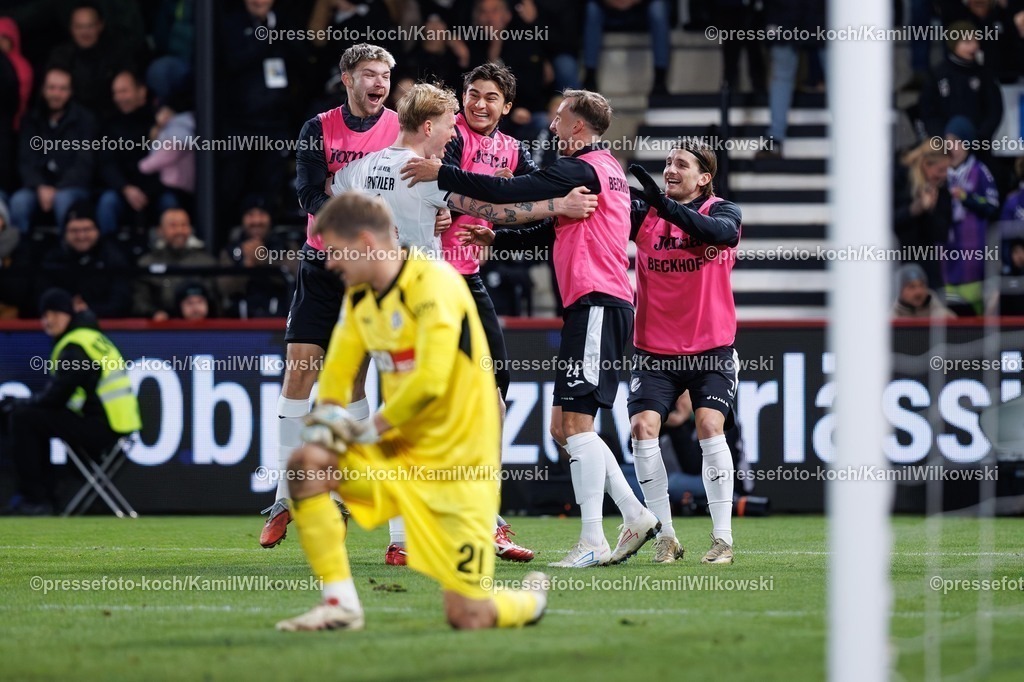 xKWIx30112501058 | 30.11.2025, xkwix, Fußball, 3. Liga, SSC Verl - VfL Osnabrück, Sportclub Arena: Torjubel der Mannschaft mit enttäuschrtem Torwart im Vordergrund nach dem Tor zum 4:1 durch Jonas Arweiler (SC Verl #9)Photo:xKamilxWilkowskixPressefotoKochx