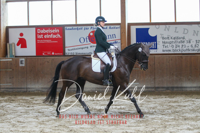 DKP44659 | Deine Turnierfotos vom Reitturnier online kaufen: Dressur, Springen & Siegerehrung. Professionelle Pferdefotografie aus dem Rheinland – als Download & Print.Alternative: Turnierfotograf für den Pferdesport: Finde deine Fotos von Dressur- und Springturnier