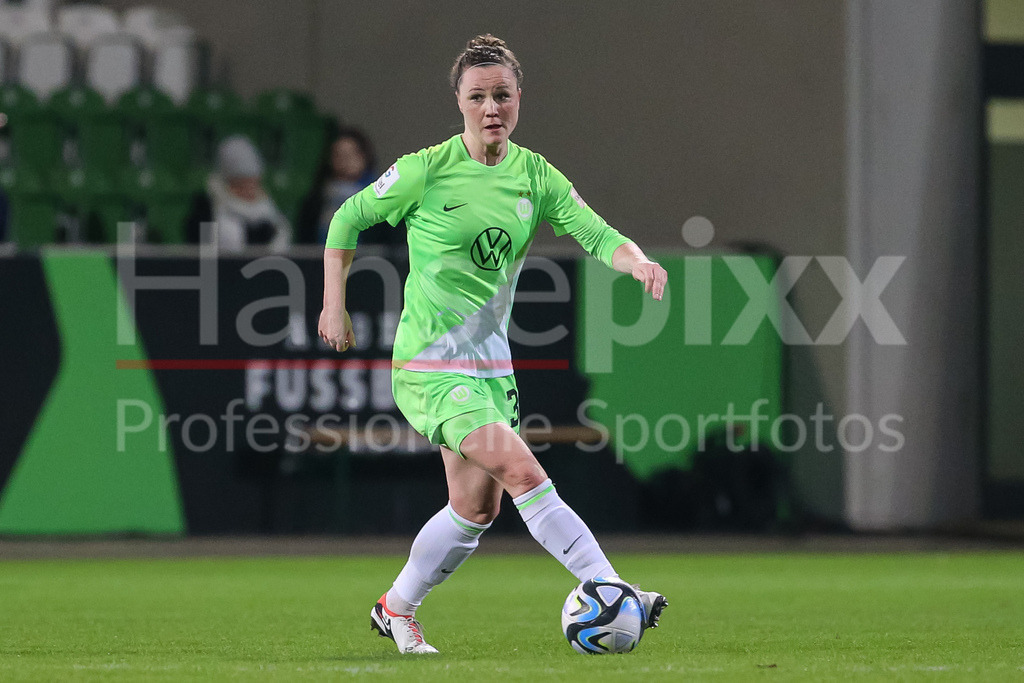Fussball, Google Pixel Frauen-Bundesliga, VfL Wolfsburg - SV Werder Bremen | v.li.: Marina Hegering (VfL Wolfsburg, 31) am Ball, Freisteller, Einzelbild, Ganzkörper, Aktion, Action, Spielszene, DIE DFB-RICHTLINIEN UNTERSAGEN JEGLICHE NUTZUNG VON FOTOS ALS SEQUENZBILDER UND/ODER VIDEOÄHNLICHE FOTOSTRECKEN. DFB REGULATIONS PROHIBIT ANY USE OF PHOTOGRAPHS AS IMAGE SEQUENCES AND/OR QUASI-VIDEO.