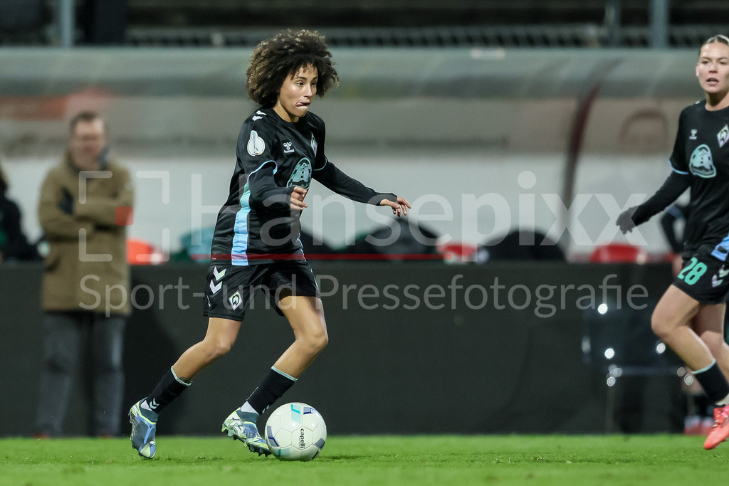 Fussball, DFB-Pokal Frauen, SC Fortuna Köln - SV Werder Bremen | v.li.: Amira Arfaoui (SV Werder Bremen, 8) am Ball, Einzelbild, Ganzkörper, Aktion, Action, Spielszene, DIE DFB-RICHTLINIEN UNTERSAGEN JEGLICHE NUTZUNG VON FOTOS ALS SEQUENZBILDER UND/ODER VIDEOÄHNLICHE FOTOSTRECKEN. DFB REGULATIONS PROHIBIT ANY USE OF PHOTOGRAPHS AS IMAGE SEQUENCES AND/OR QUASI-VIDEO.