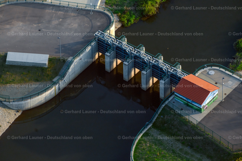 4040702 | LEIPZIG 14.09.2020 Staustufe am Ufer des Flussverlauf der Weißen Elster im Ortsteil Knauthain in Leipzig im Bundesland Sachsen, Deutschland. // Weir on the banks of the flux flow Weissen Elster in the district Knauthain in Leipzig in the state Saxony, Germany. Foto: Gerhard Launer