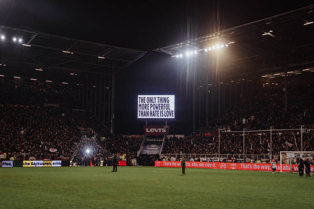HEV07182 | Der offizielle Shop für FC St. Pauli Fotos. Wähle aus Spielszenen & Fanmomenten dein FCSP Wunschformat. Wir liefern Millerntor-Atmosphäre.