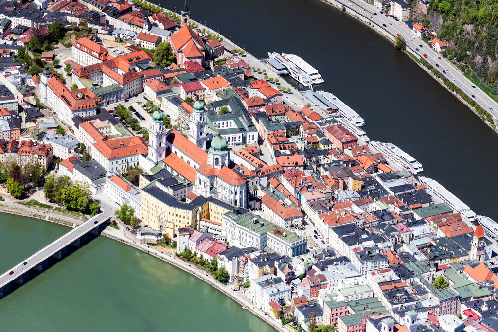dr__0062464.jpg | PASSAU 09.05.2021 Altstadtbereich und Innenstadtzentrum der Drei-Flüsse-Stadt in Passau im Bundesland Bayern, Deutschland. // Old Town area and city center of Drei-Fluesse-Stadt in Passau in the state Bavaria, Germany. Foto: Daniel Reiter