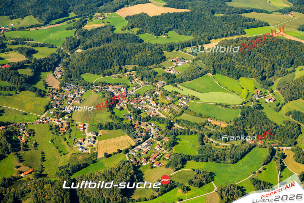 Das Luftbild zeigt : Trasching Roding - Die Luftaufnahme wurde 2023 vom UL-Flugzeug aus erstellt ( keine Drohne ) - Hochauflösende Luftaufnahme - Für grossformatige Ausdrucke geeignet. Die Geschenkidee !Mit Lizenz und Bildrechte bestellbar