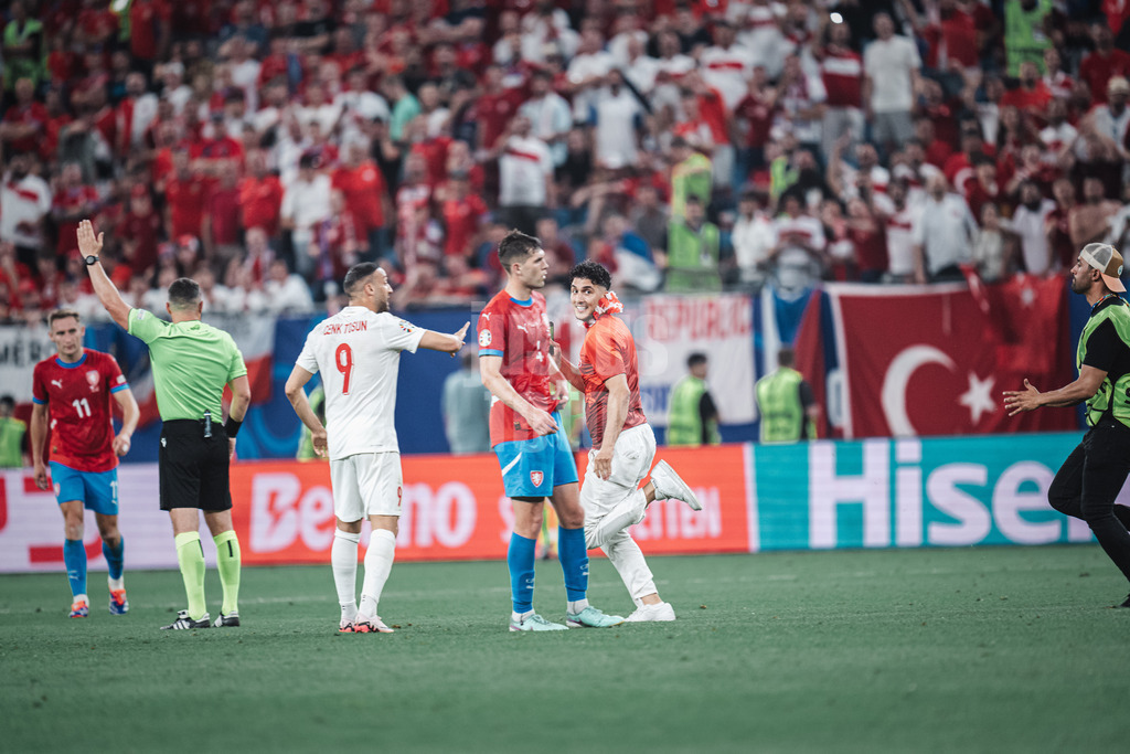 Fußball | Herren | UEFA-Fußball-Europameisterschaft 2024 | Gruppe F | Tschechien vs. Türkei | 26.06.2024 | Ein Flitzer rennt aufs Feld und hofft auf ein Selfie