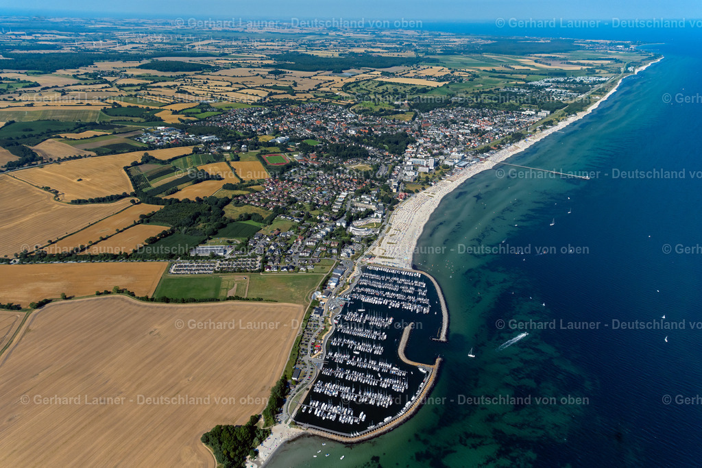 4038055 | Ostseeküste bei GRöMITZ 07.08.2020 Yachthafen mit Sportboot- Anlegestellen und Bootsliegeplätzen am Uferbereich der Ostsee in Grömitz im Bundesland Schleswig-Holstein, Deutschland. // Pleasure boat marina with docks and moorings on the shore area the Baltic Sea in Groemitz in the state Schleswig-Holstein, Germany. Foto: Gerhard Launer