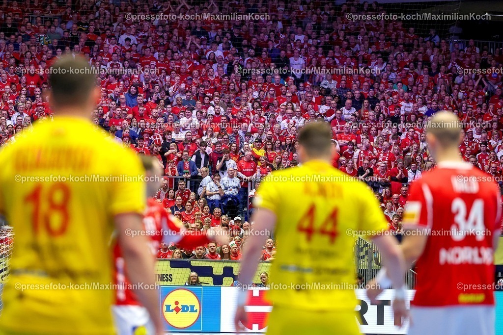 EHF16012602083 | 16.01.2026, Handball, Men's EHF EURO 2026, Dänemark - Nordmazedonien, Jyske Bank Boxen in Herning, Dänemark, Preliminary Round: Blick auf die Zuschauertribüne Zuschauer Besucher Feature Rote Wand Voll Innenansicht