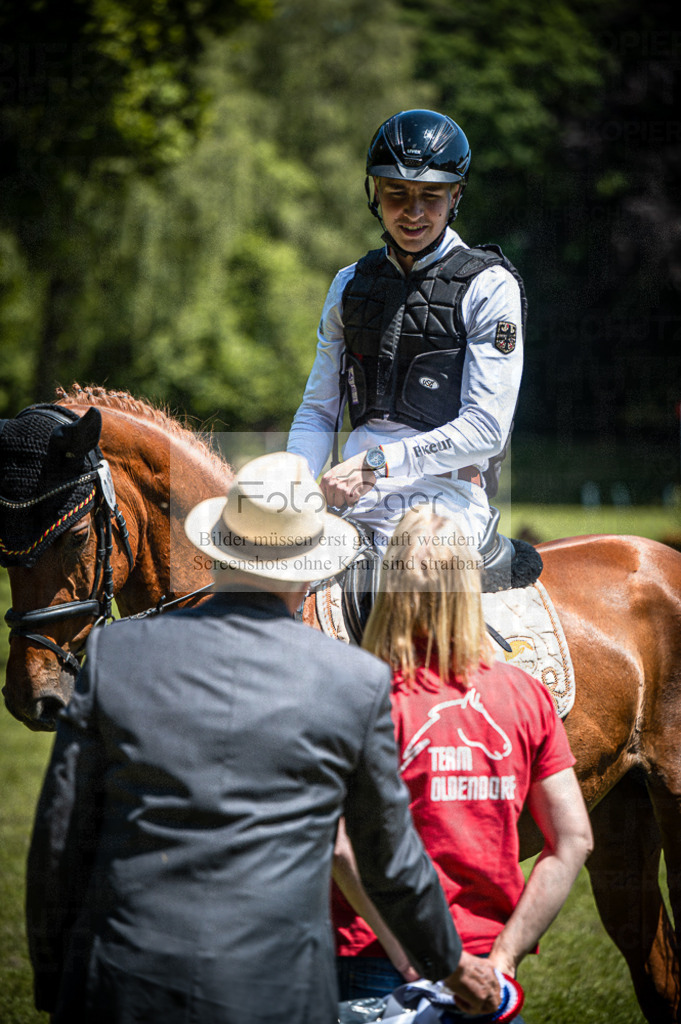 _DZ62054 | Entdecke hochwertige Reitturnierfotos von Foto Oger. Professionell, emotional und authentisch – jetzt Lieblingsmomente im Shop bestellen.Deutschlandweite Turnierfotografie. - Realisiert mit Pictrs.com