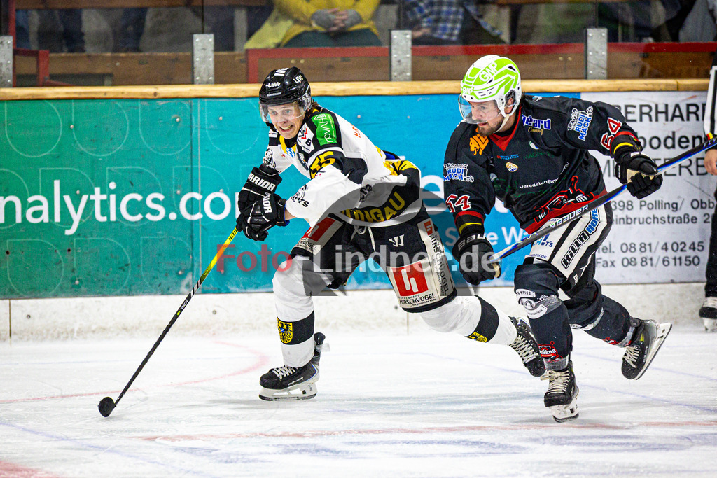 Peißenberg MINERS gegen EA Schongau MAMMUTS | Eishockey Bayernliga 2025/26 Vorbereitung, Peißenberg MINERS gegen EA Schongau MAMMUTS, 20251003,Zweikampf,2025-10-03 in Peißenberg (flatbuy Arena Peißenberg), Marco MUNZIG (MAMMUTS 55), Marek HALODA (MINERS 64)Copyright: WolfgangxLindner www.foto-lindner.de