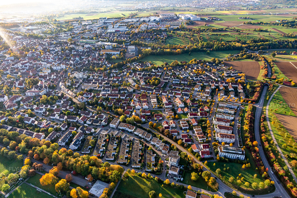Luftbild: Ortsansicht der Straßen und Häuser der Wohngebiete in Ditzingen im Bundesland Baden-Württemberg in Deutschland. Foto: IMG_119130.jpg vom 14.10.2019 durch Werner Riehm/FLY-FOTO.de