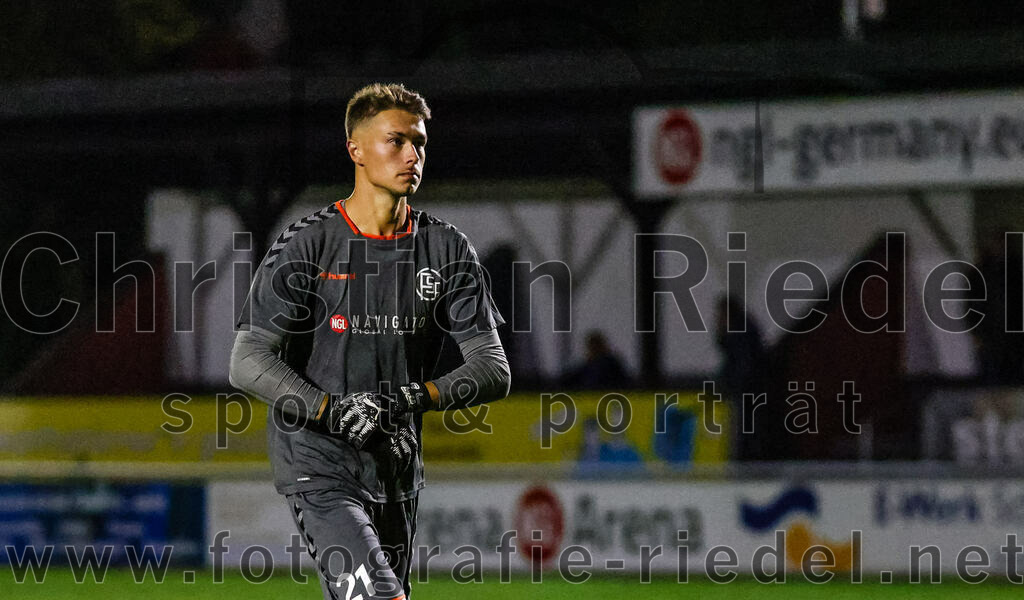 2023-10-13_008_FC_Schwaig_gegen_TSV_Ampfing | Oberding, Deutschland, 13.10.2023:
Fußball, Landesliga Südost 2023 / 2024, 16. Spieltag, FC Schwaig gegen TSV Ampfing, Endergebnis: 3:2

Torwart Philipp Strunk (FC Schwaig, #30)

Foto: Christian Riedel / fotografie-riedel.net