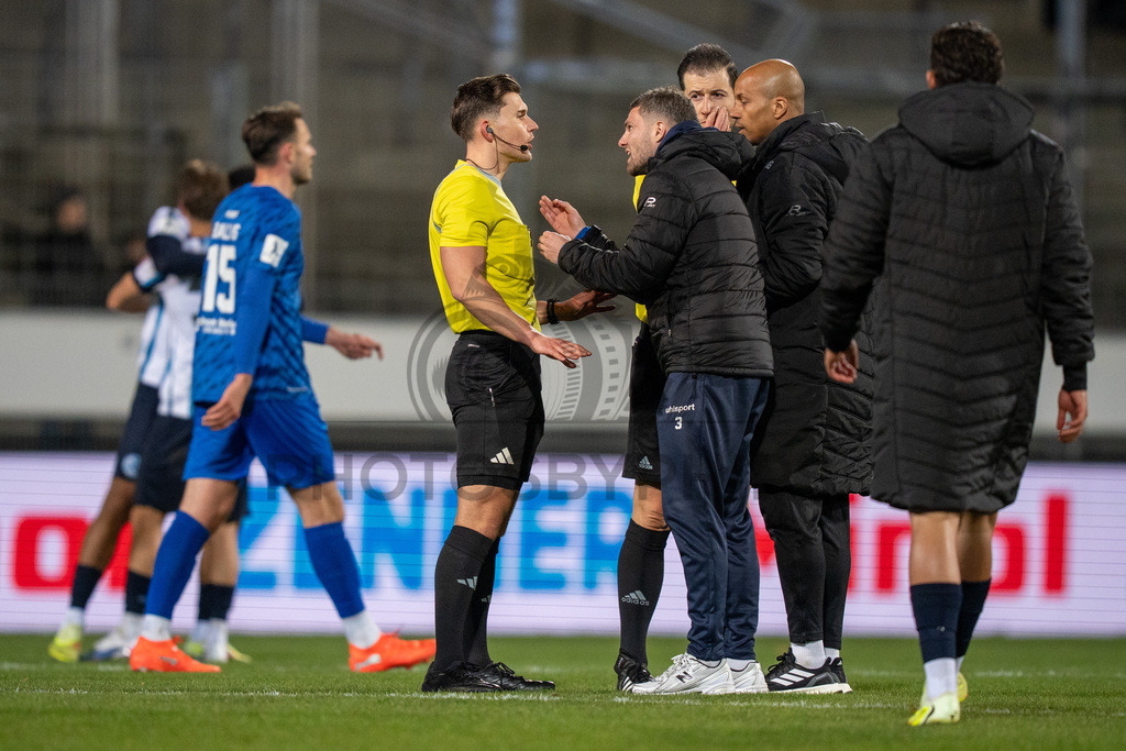SV Stuttgarter Kickers vs. SGV Freiberg, Fussball, WFV-Pokal, Viertelfinale, 17.03.2026 | Kushtrim Lushtaku (Trainer SGV Freiberg) diskutiert nach Abpfiff mit Schiedsrichter Felix Prigan,SV Stuttgarter Kickers vs. SGV Freiberg, Fussball, WFV-Pokal, Viertelfinale, 17.03.2026Foto: photosbyphips/Philip Ziegler