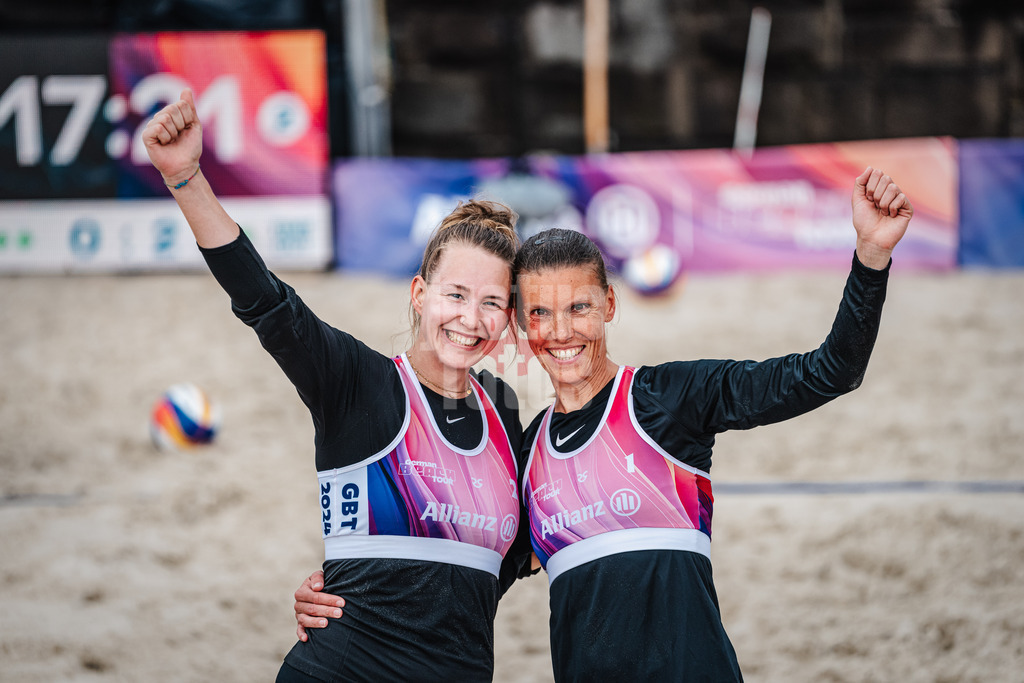 Sportart | Geschlecht | Saison 2022/2023 | Liga | Team1 vs. Team2 | TT.MM.JJJJ | Tabea Schwarz (links) und Stefanie Klatt (rechts) jubeln nach dem Sieg