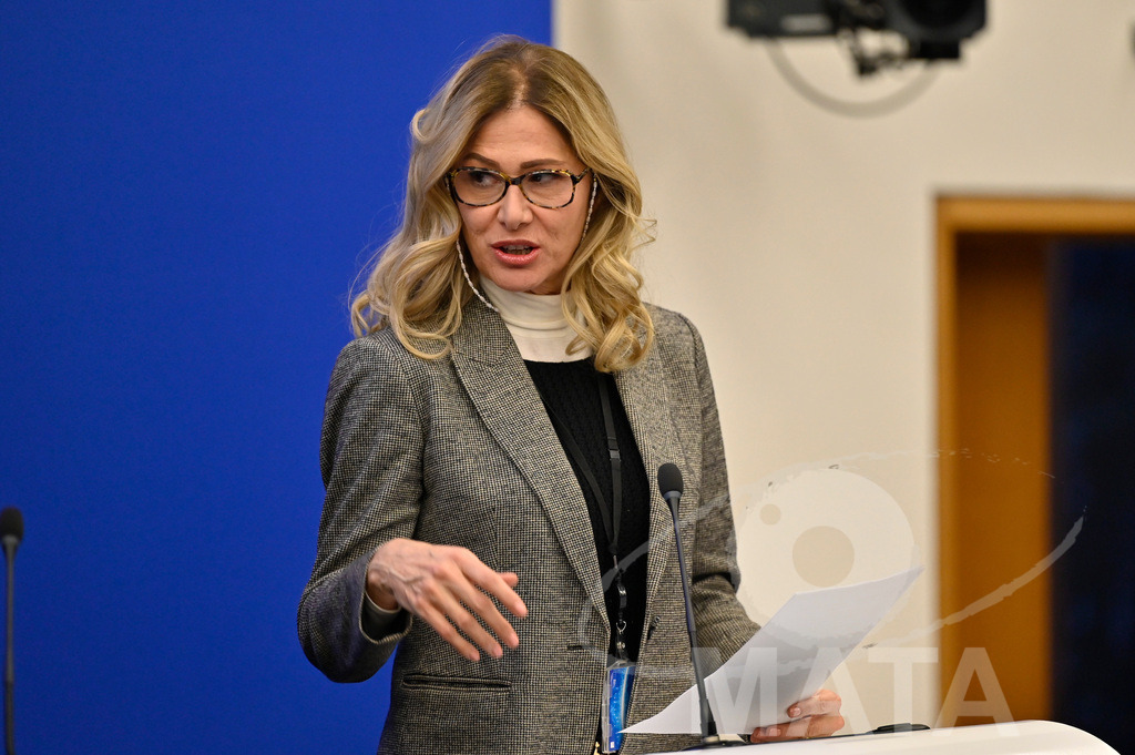 _DWI0074 | Politikerin Francesca Donato bei einer Pressekonferenz zum Thema 'Alarmierende Statistiken zu den Folgen des COVID-Lockdowns' im Europäischen Parlament. Straßburg, 18.01.2023 - Realisiert mit Pictrs.com