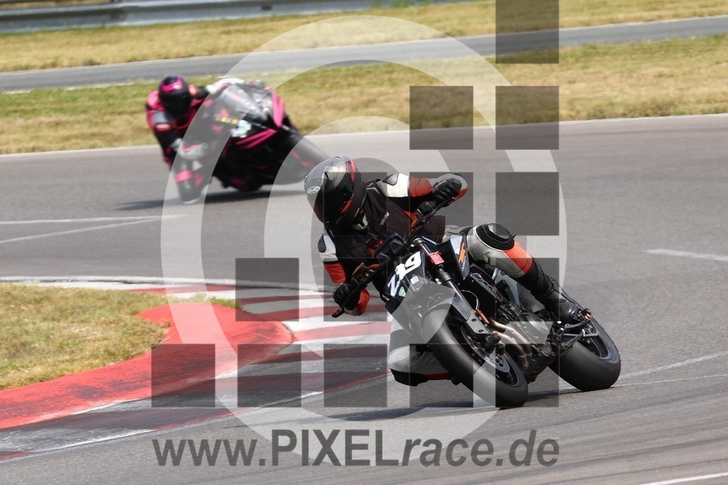 0239-20240720_03024 | Schöne Erinnerungen an spannende Momente - das festzuhalten ist unser Job. PIXELrace.de ist seit 2003 auf den Rennstrecken Europas unterwegs um die Action draußen beim Fahren und die wunderbare Stimmung imm Fahrerlager für euch einzufangen.