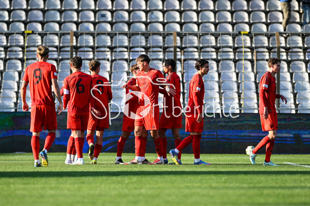 FC Bayern Amateure - Türkgücü München | Jubel der Bayern Amateure nach dem Treffer zum 1-0 durch Maximilian WAGNER (FC Bayern München II #11) / Tor / Torschuetze / Freude / Happy / Regionalliga Bayern: FC Bayern Muenchen II - Tuerkguecue Muenchen, Gruenwalder Stadion am 09.05.2025
