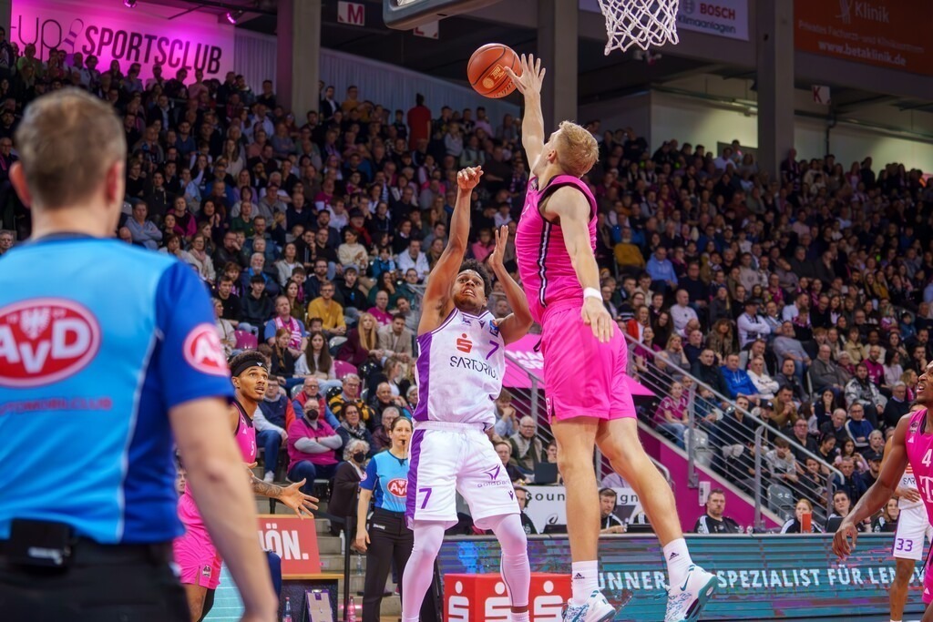 29.12.2024 BBL, Deutsche Basketball Bundesliga Saison 2024/25, 14. Spieltag: Telekom Baskets gegen BG GöttingenBild: Tra Holder (7, Göttingen) | 29.12.2024 BBL, Deutsche Basketball Bundesliga Saison 2024/25, 14. Spieltag: Telekom Baskets gegen BG GöttingenBild: Tra Holder (7, Göttingen) - Realisiert mit Pictrs.com
