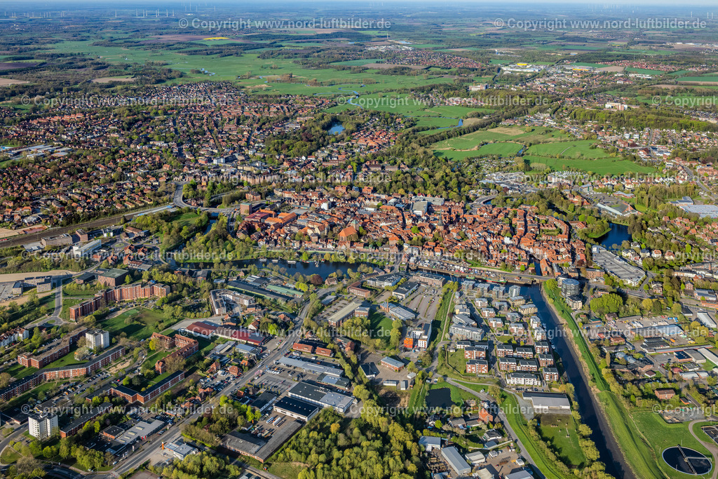 Stade_Altstadt_ELS_4423010523 | STADE 01.05.2023 Stadtzentrum im Innenstadtbereich mit Stadthafen und Hafencity in Stade im Bundesland Niedersachsen, Deutschland. // City center in the inner city area with the city harbor and Hafencity in Stade in the state of Lower Saxony, Germany. Foto: Martin Elsen
