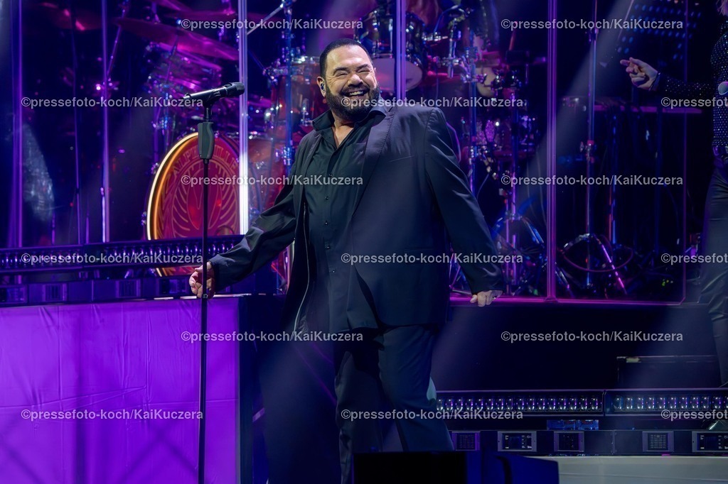 KKU06022501012 | 25.01.2025, xkkux, Düsseldorf, Die Band Alphaville performt bei ihrem Konzert Forever! LIVE Best of 40 Years in der Mitsubishi Electric HALLE. Im Bild Sänger und Frontman Marian Gold