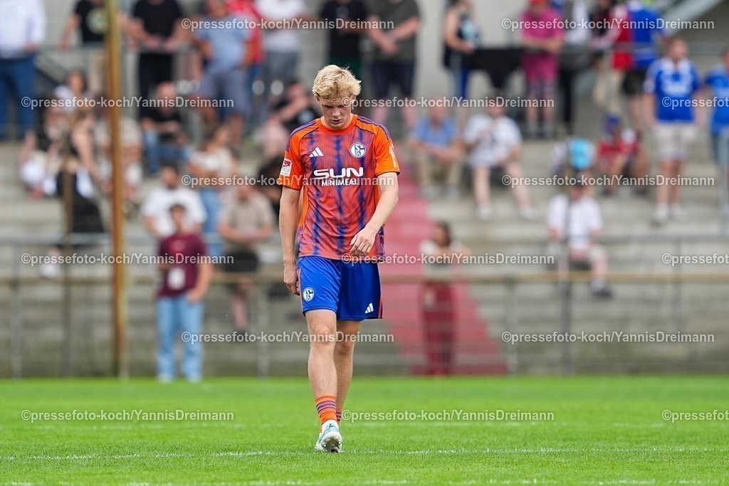 xYDR20072501111 | 20.07.2025, xydrx, Fußball, Rot Weiss Ahlen - FC Schalke 04, Testspiel, Wersestadion: Peter Remmert (FC Schalke 04 #39) lässt den Kopf hängen