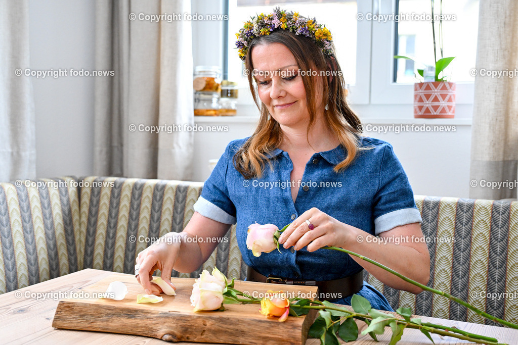 Doris Kern_ Kraeuter_ 03.07.2024-8 | 03.07.2024, Peilstein, AUT, Kraeuter, im Bild Doris Kern entblaettert Rosen