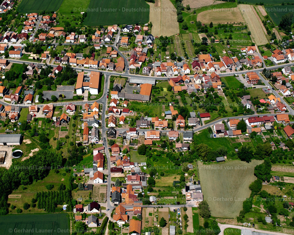 2634252 | BERLINGERODE 09.06.2006 Landwirtschaftliche Nutzflächen und Feldgrenzen  umsäumen das Siedlungsgebiet des Dorfes in Berlingerode im Bundesland Thüringen, Deutschland // Agricultural land and field boundaries surround the settlement area of the village  in Berlingerode in the state Thuringia, Germany Foto: Gerhard Launer