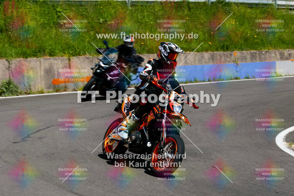 Moto-TeamOBK-22513 | Hier findet Ihr Bilder von Touristenfahrten auf der Nürburgring Nordschleife oder von anderen Veranstaltungen die ich besucht habe. Viel Spass beim Durch Schauen 