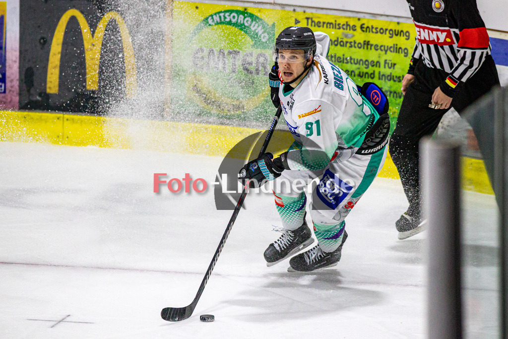 Achtelfinale Spiel 2 EC Peiting vs ESC Wohnbau Moskitos Essen | Eishockey Oberliga Süd Playoffs 2023/2024, Achtelfinale Spiel 2 EC Peiting vs ESC Wohnbau Moskitos Essen, 20240305,
Elvijs BIEZAIS (Moskitos 91) in Aktion,
2024-03-05 in Peiting (Eisstadion)
91 Elvijs BIEZAIS (Moskitos 91)
Copyright: WolfgangxLindner sportworld