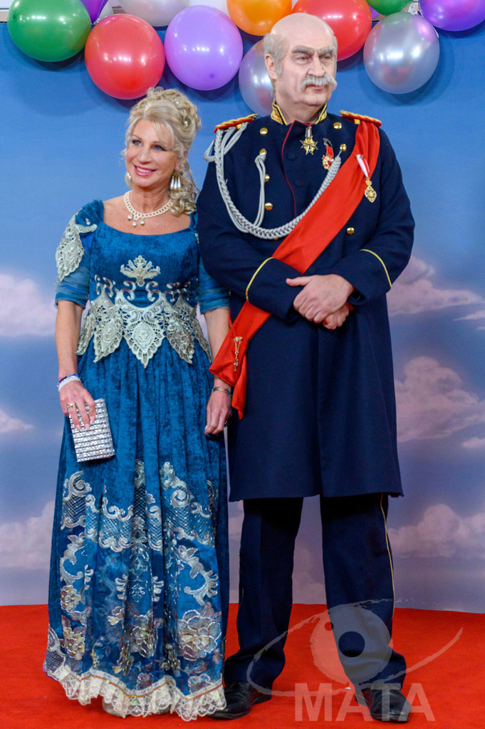 _DWA1618 | Ministerpräsident Markus Söder als Otto von Bismarck mit Frau Karin Baumüller-Söder bei der TV-Sendung Fastnacht in Franken 2024. Veitshöchheim, 02.02.2024 Bayern Deutschland - Realisiert mit Pictrs.com